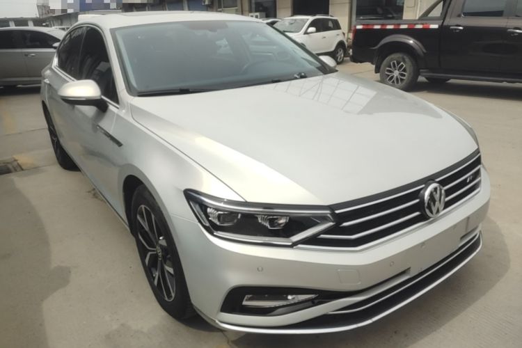 Used Volkswagen Magotan 2020 330TSI DSG Leading Model Front Right 45 Deg