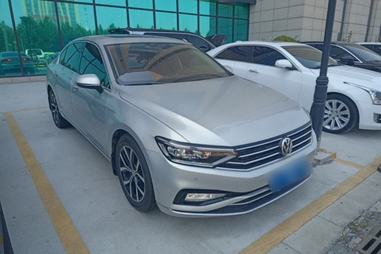 Used Volkswagen Magotan 2020 330TSI DSG Leading Model Front Right 45 Deg