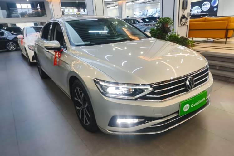 Used Volkswagen Magotan 2020 330TSI DSG Leading Model Front Right 45 Deg