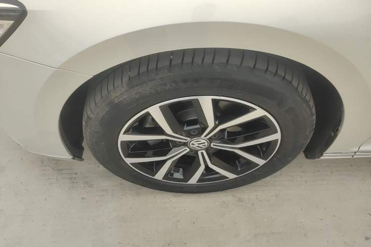 Used Volkswagen Magotan 2020 330TSI DSG Leading Model Left Front Wheel Hub