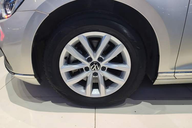 Used Volkswagen Magotan 2020 280TSI DSG Comfort Edition Left Front Wheel Hub