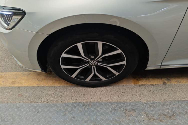 Used Volkswagen Magotan 2020 330TSI DSG Leading Model Left Front Wheel Hub