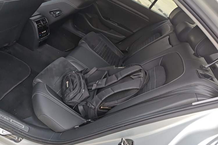Used Volkswagen Magotan 2020 330TSI DSG Luxury Edition Left Rear Seat