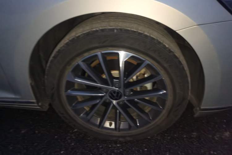 Used Volkswagen Magotan 2020 330TSI DSG Luxury Edition Right Front Wheel Hub