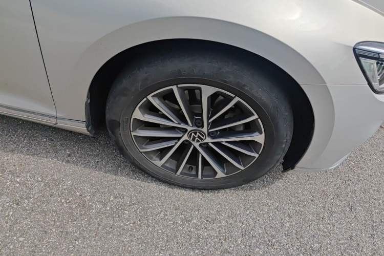 Used Volkswagen Magotan 2020 330TSI DSG Luxury Edition Right Front Wheel Hub