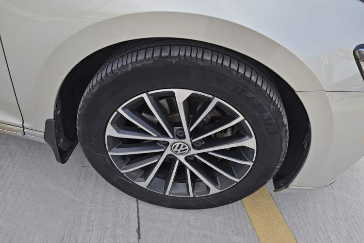 Used Volkswagen Magotan 2020 330TSI DSG Luxury Edition Right Front Wheel Hub
