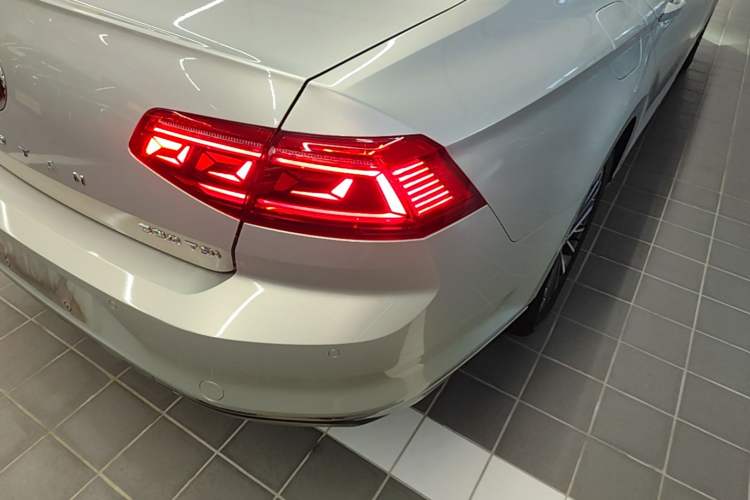 Used Volkswagen Magotan 2020 380TSI DSG Luxury Version Right Rear Taillight