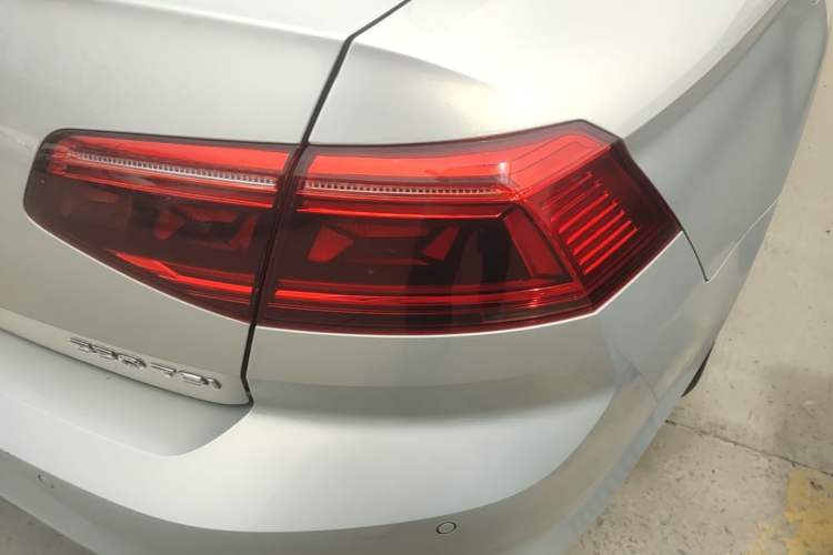 Used Volkswagen Magotan 2020 330TSI DSG Leading Model Right Rear Taillight