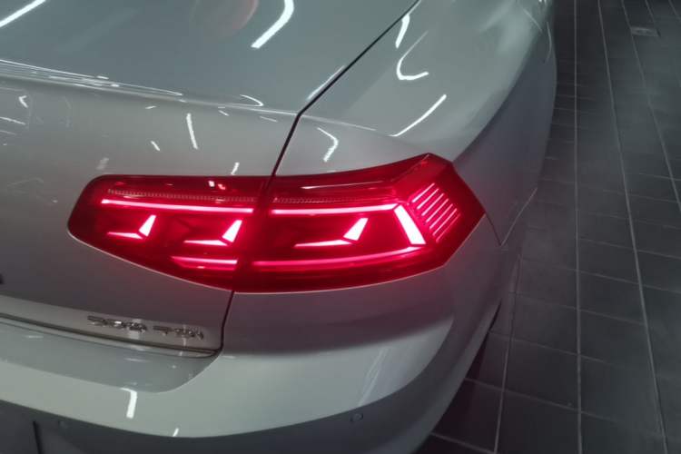 Used Volkswagen Magotan 2020 330TSI DSG Luxury Edition Right Rear Taillight