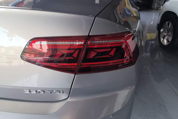 Used Volkswagen Magotan 2020 330TSI DSG Leading Model Right Rear Taillight