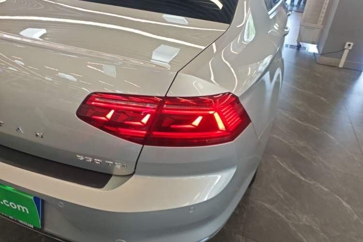 Used Volkswagen Magotan 2020 330TSI DSG Leading Model Right Rear Taillight