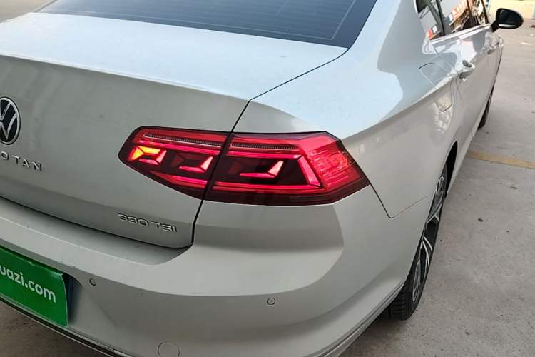Used Volkswagen Magotan 2020 330TSI DSG Luxury Edition Right Rear Taillight