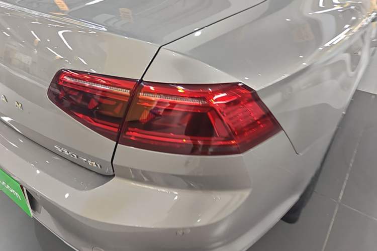 Used Volkswagen Magotan 2020 330TSI DSG Leading Model Right Rear Taillight