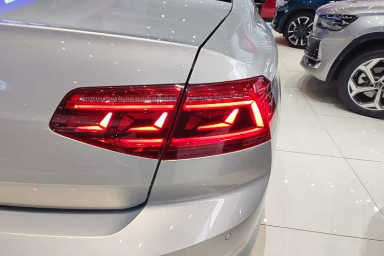 Used Volkswagen Magotan 2020 280TSI DSG Comfort Edition Right Rear Taillight
