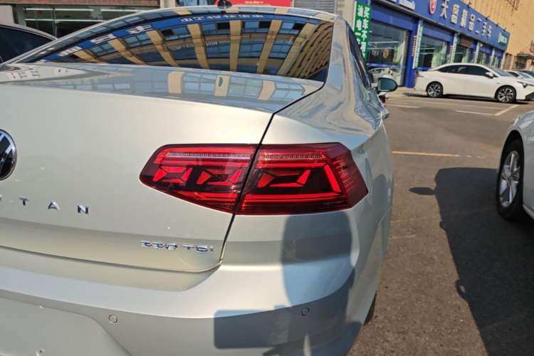 Used Volkswagen Magotan 2020 330TSI DSG Luxury Edition Right Rear Taillight