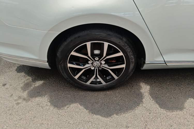 Used Volkswagen Magotan 2020 330TSI DSG Leading Model Right Rear Wheel Hub