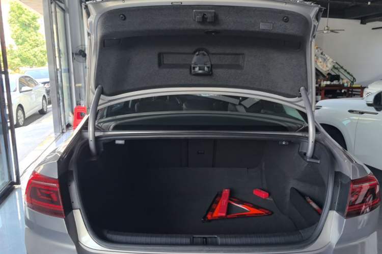 Used Volkswagen Magotan 2020 330TSI DSG Leading Model Trunk