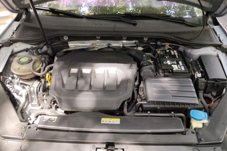 Used Volkswagen Magotan 2020 330TSI DSG Leading Model Engine Bay
