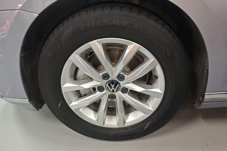 Used Volkswagen Magotan 2020 280TSI DSG Comfort Edition Left Front Wheel Hub