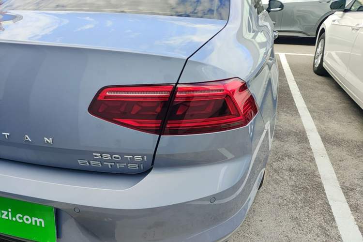 Used Volkswagen Magotan 2020 380TSI DSG Luxury Version Right Rear Taillight