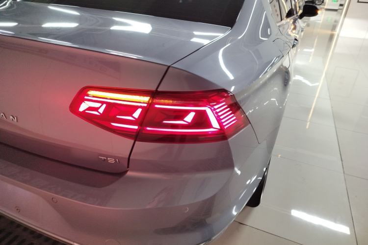 Used Volkswagen Magotan 2020 380TSI DSG Luxury Version Right Rear Taillight