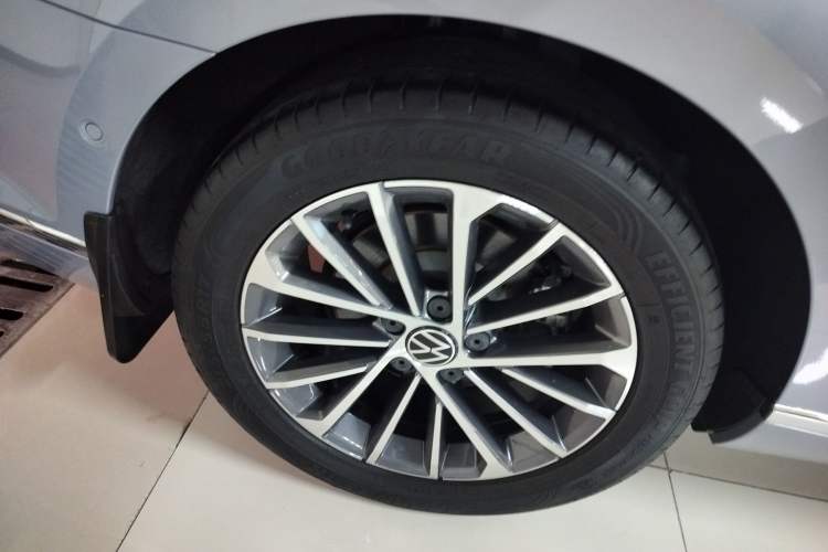 Used Volkswagen Magotan 2020 380TSI DSG Luxury Version Right Rear Wheel Hub