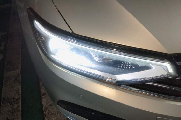 Used Volkswagen Magotan 2020 330TSI DSG Leading Model Right Front Headlight