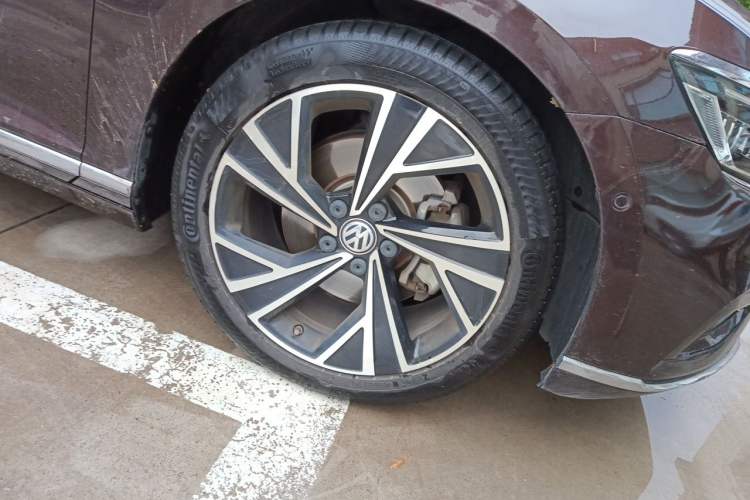 Used Volkswagen Magotan 2020 380TSI DSG Flagship Edition Right Front Wheel Hub