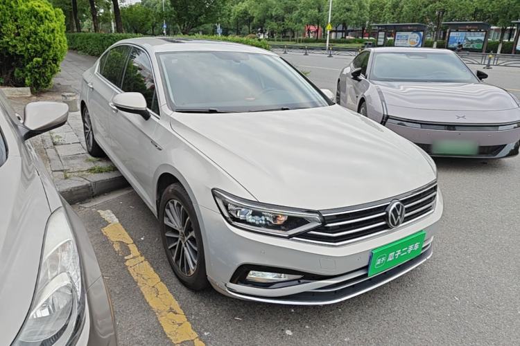 Used Volkswagen Magotan 2020 330TSI DSG Luxury Edition Front Right 45 Deg
