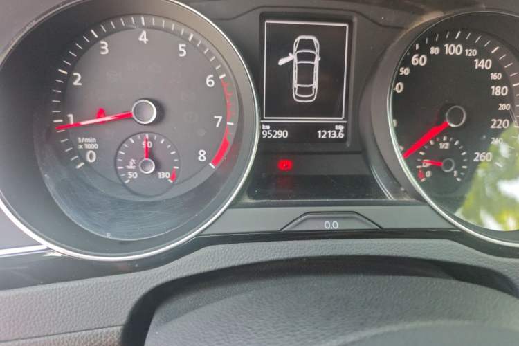 Used Volkswagen Magotan 2020 330TSI DSG Leading Model Odometer Close Up