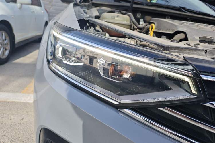 Used Volkswagen Magotan 2020 330TSI DSG Luxury Edition Right Front Headlight