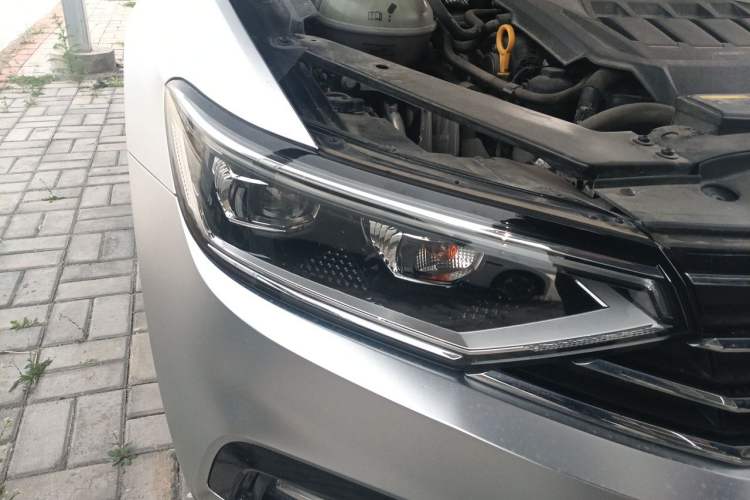 Used Volkswagen Magotan 2020 330TSI DSG Leading Model Right Front Headlight