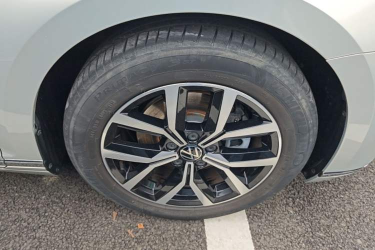 Used Volkswagen Magotan 2020 330TSI DSG Leading Model Right Front Wheel Hub