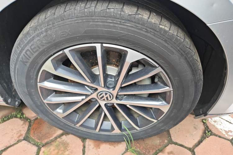 Used Volkswagen Magotan 2020 330TSI DSG Luxury Edition Right Front Wheel Hub