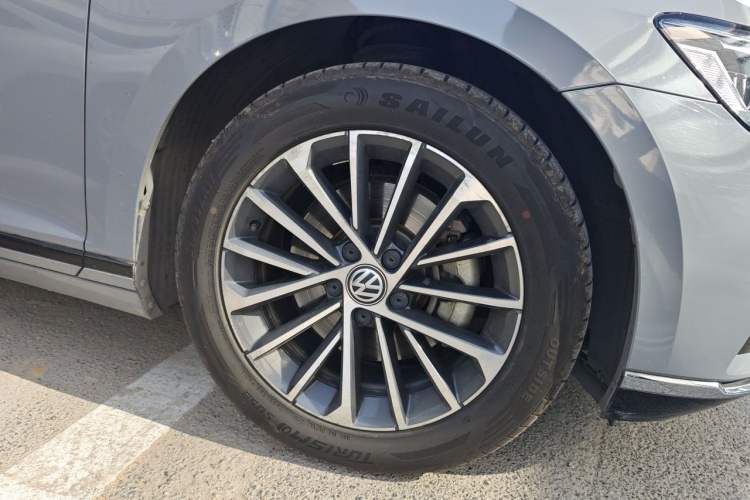 Used Volkswagen Magotan 2020 330TSI DSG Luxury Edition Right Front Wheel Hub