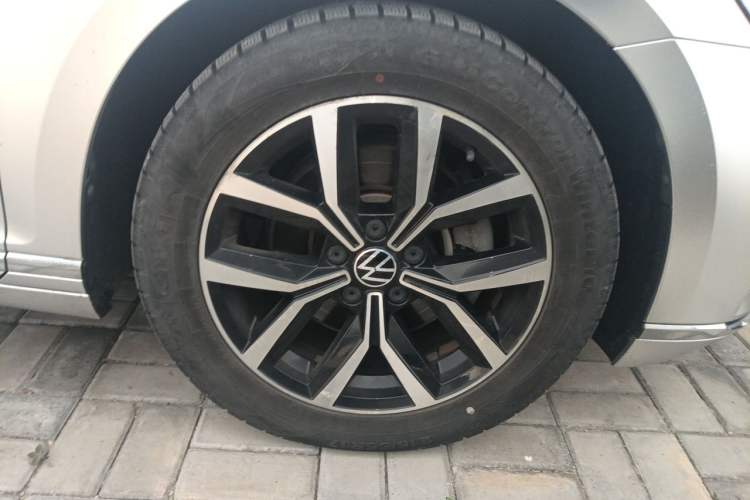 Used Volkswagen Magotan 2020 330TSI DSG Leading Model Right Front Wheel Hub