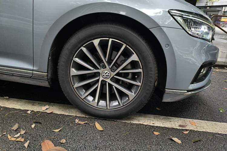 Used Volkswagen Magotan 2020 380TSI DSG Luxury Version Right Front Wheel Hub