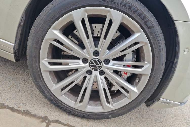 Used Volkswagen Magotan 2020 380TSI DSG Luxury Version Right Front Wheel Hub