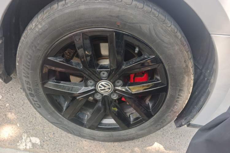 Used Volkswagen Magotan 2020 330TSI DSG Leading Model Right Front Wheel Hub