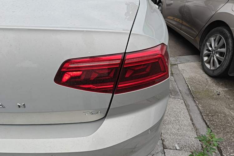 Used Volkswagen Magotan 2020 330TSI DSG Luxury Edition Right Rear Taillight