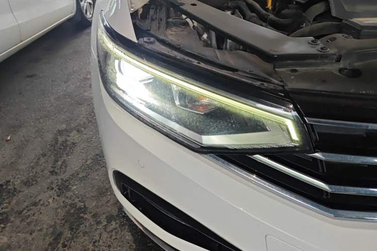 Used Volkswagen Magotan 2020 330TSI DSG Leading Model Right Front Headlight