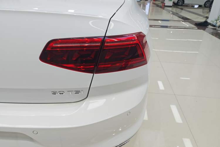 Used Volkswagen Magotan 2020 330TSI DSG Luxury Edition Right Rear Taillight
