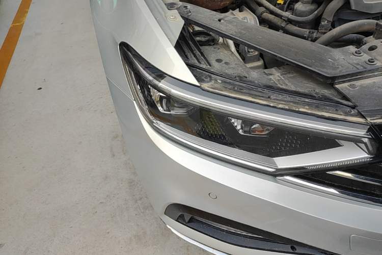 Used Volkswagen Magotan 2020 330TSI DSG Leading Model Right Front Headlight