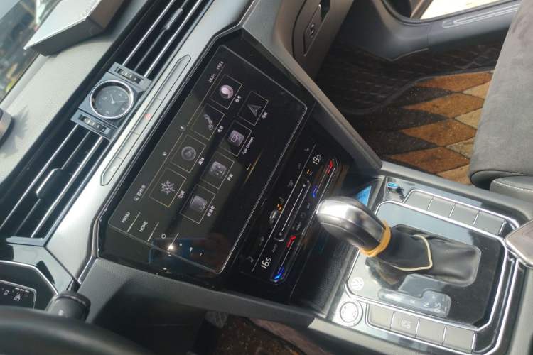 Used Volkswagen Magotan 2021 330TSI DSG 30th Anniversary Edition Audio And AC Panel