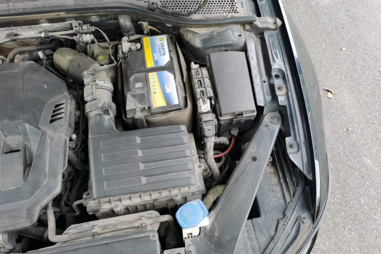 Used Volkswagen Magotan 2021 330TSI DSG 30th Anniversary Edition Engine Bay Left