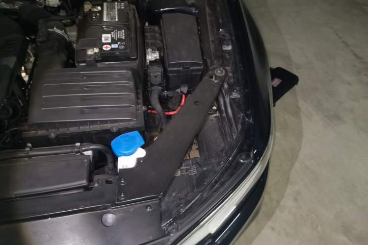 Used Volkswagen Magotan 2021 330TSI DSG 30th Anniversary Edition Engine Bay Left