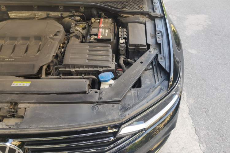 Used Volkswagen Magotan 2021 330TSI DSG 30th Anniversary Edition Engine Bay Left