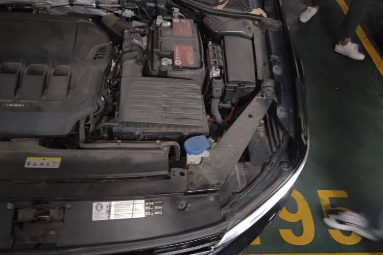 Used Volkswagen Magotan 2021 330TSI DSG 30th Anniversary Edition Engine Bay Left