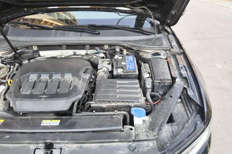 Used Volkswagen Magotan 2021 330TSI DSG 30th Anniversary Edition Engine Bay Left