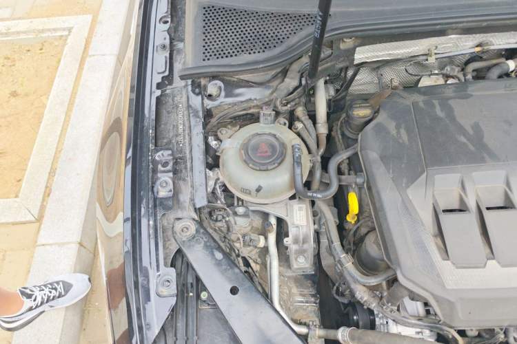 Used Volkswagen Magotan 2021 330TSI DSG 30th Anniversary Edition Engine Bay Right